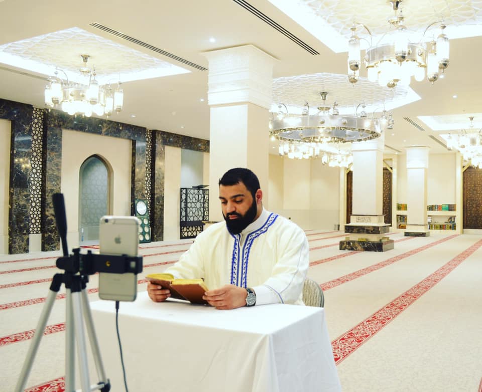 Sheikh Junaid Dar preparing for khutbah in a grand masjid